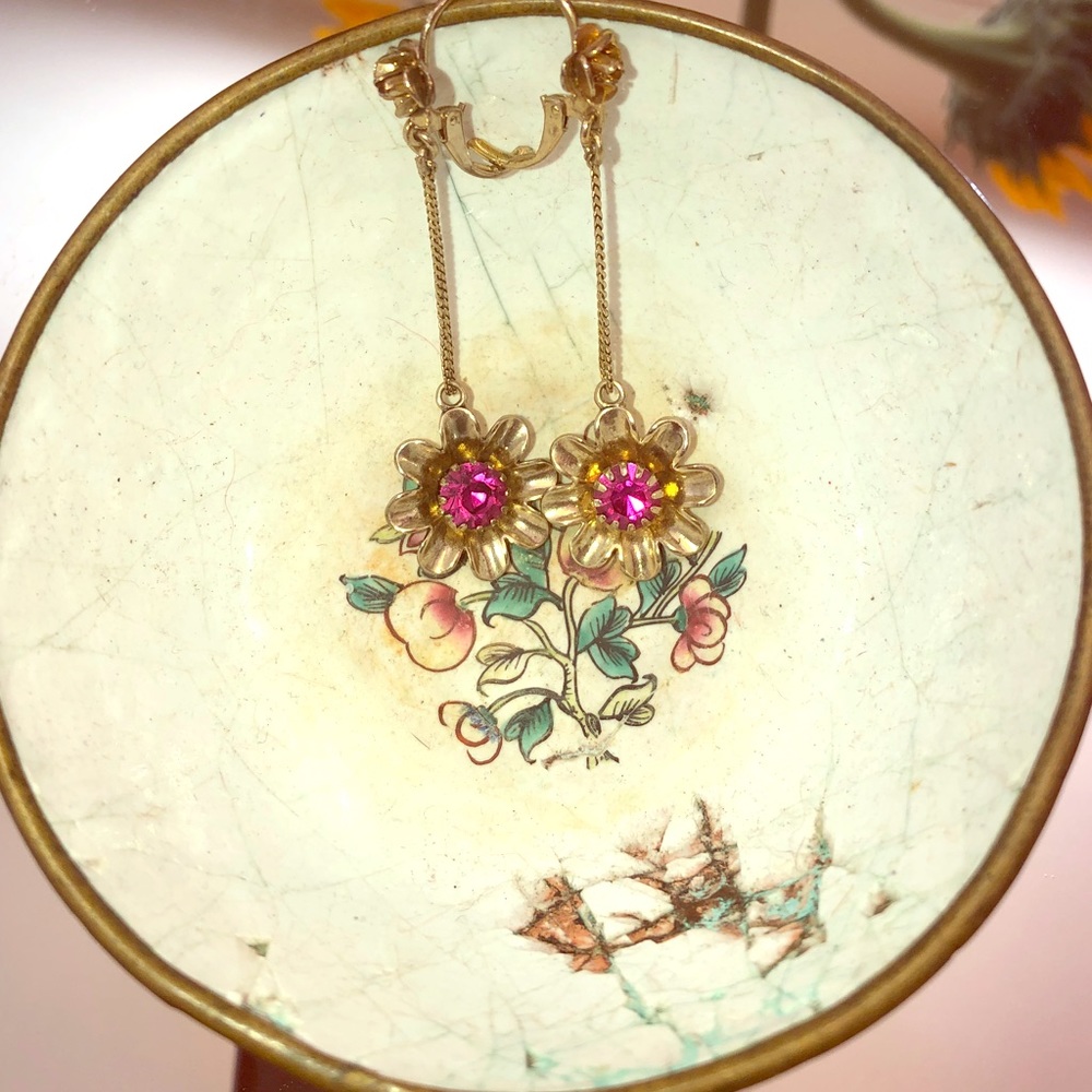 Betsey Johnson hanging Pink 🌸 Rhinestone earrings